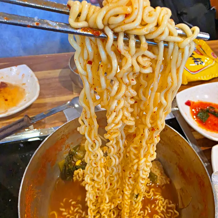 가족 손님이 많은 식당 테이블 풍경