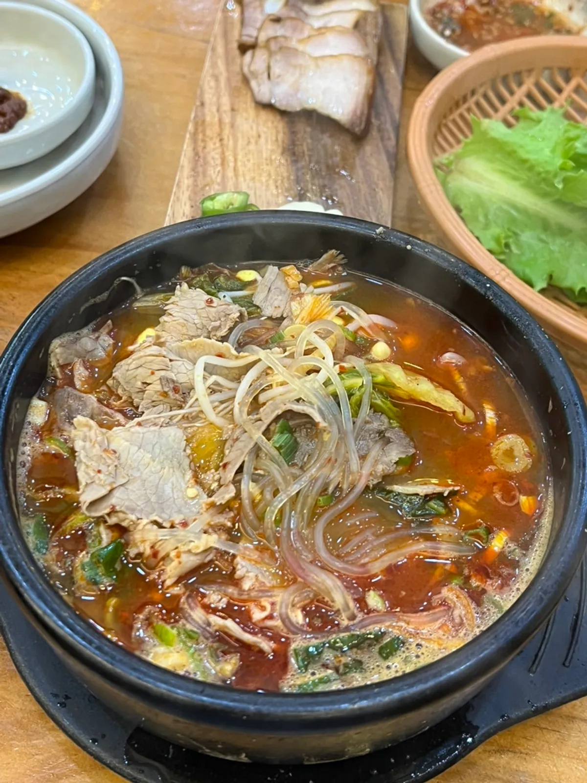 뚝배기에 끓는 해장국 사진
