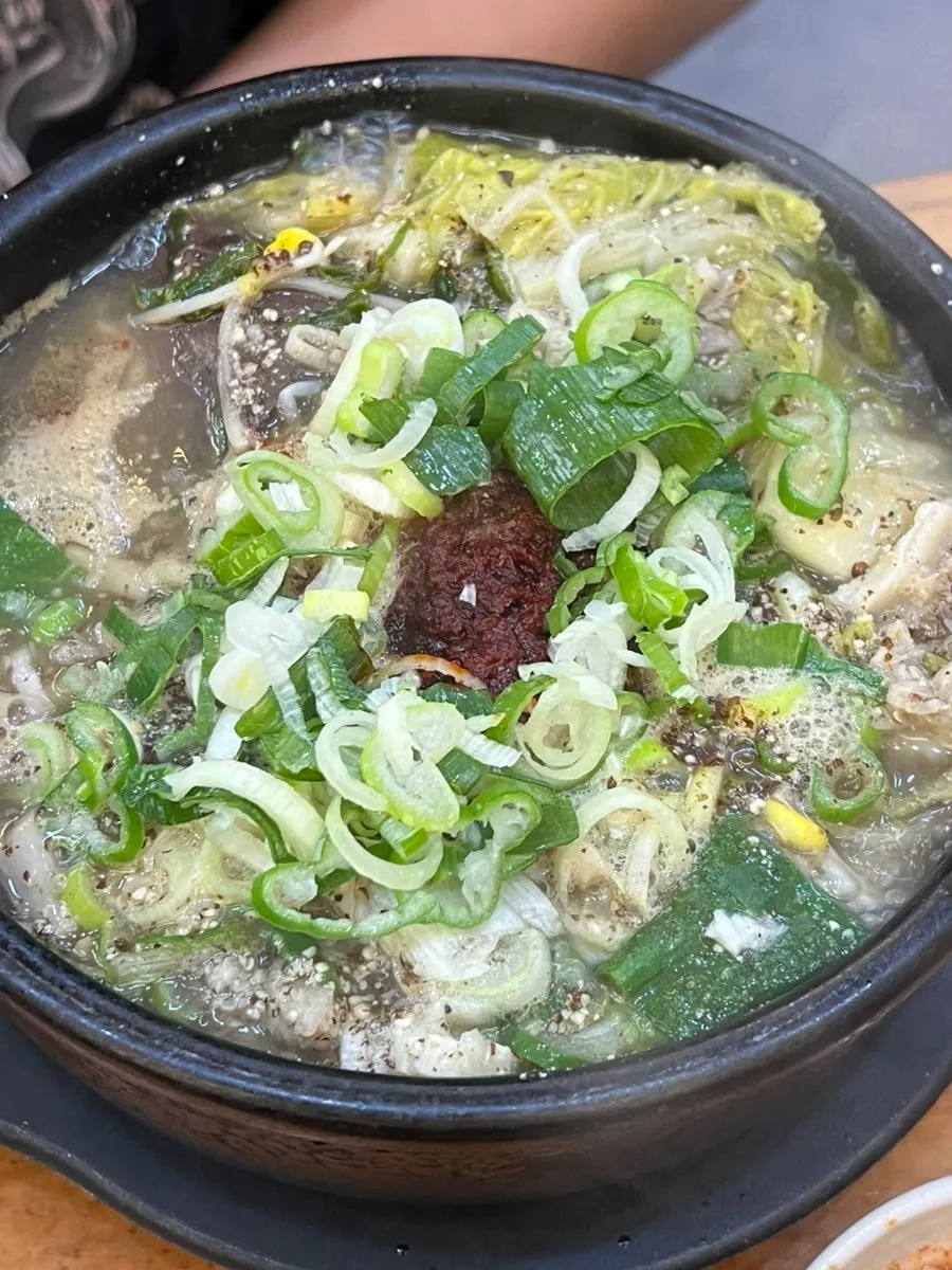 뚝배기에 끓는 해장국 사진