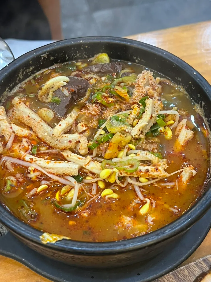 뚝배기에 끓는 해장국 사진