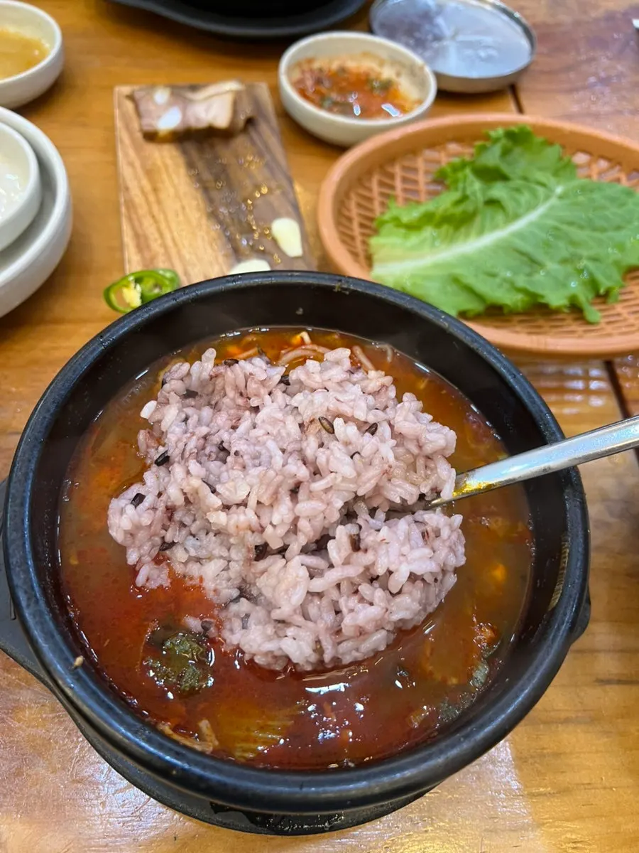 뚝배기에 끓는 해장국 사진