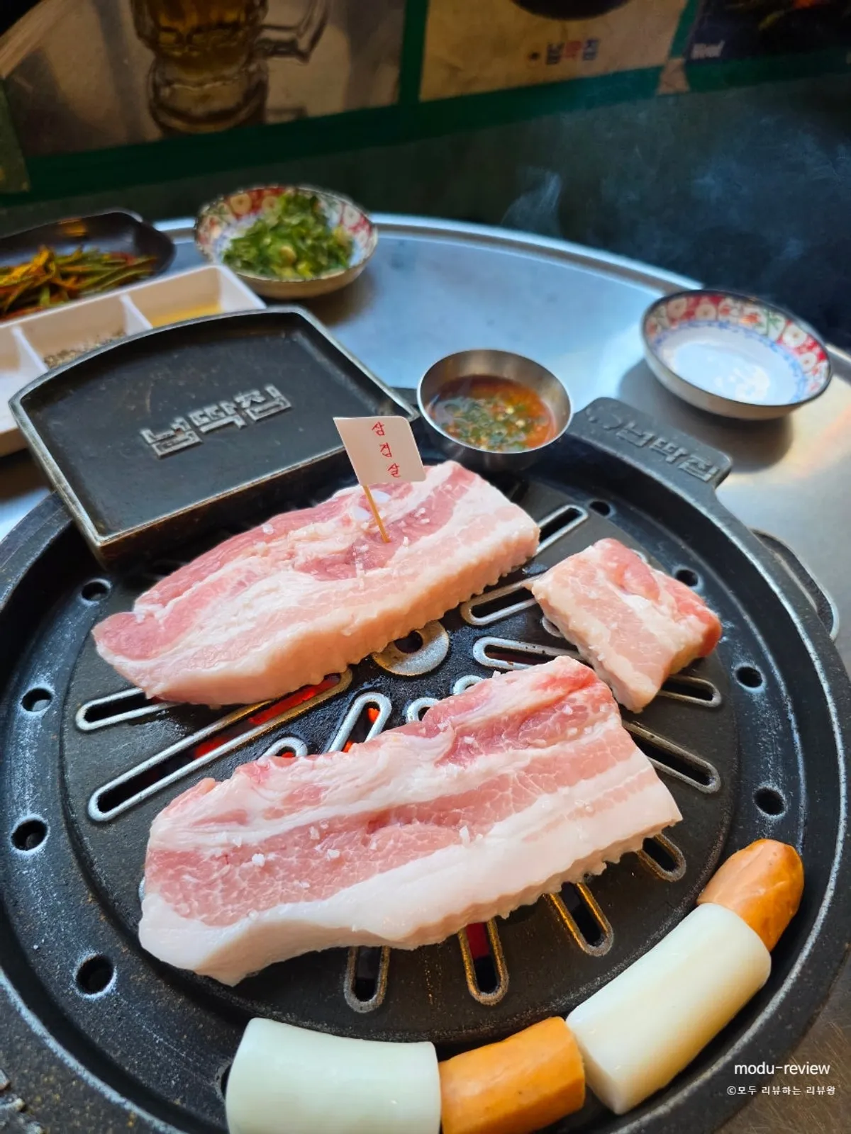 무쇠 불판 위 두툼한 삼겹살