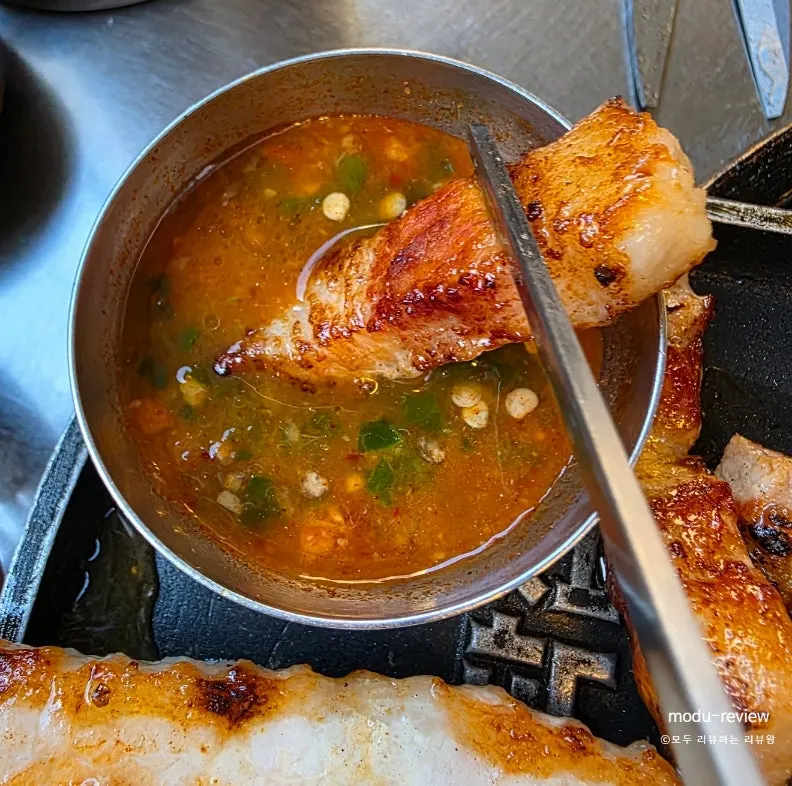바삭하게 익는 불판 고기