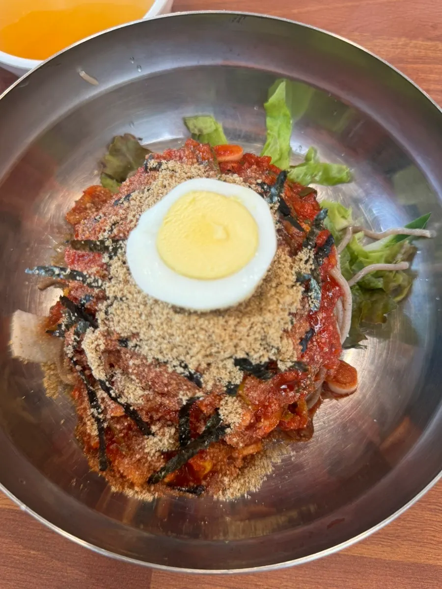 Table setting alongside the perilla buckwheat kalguksu