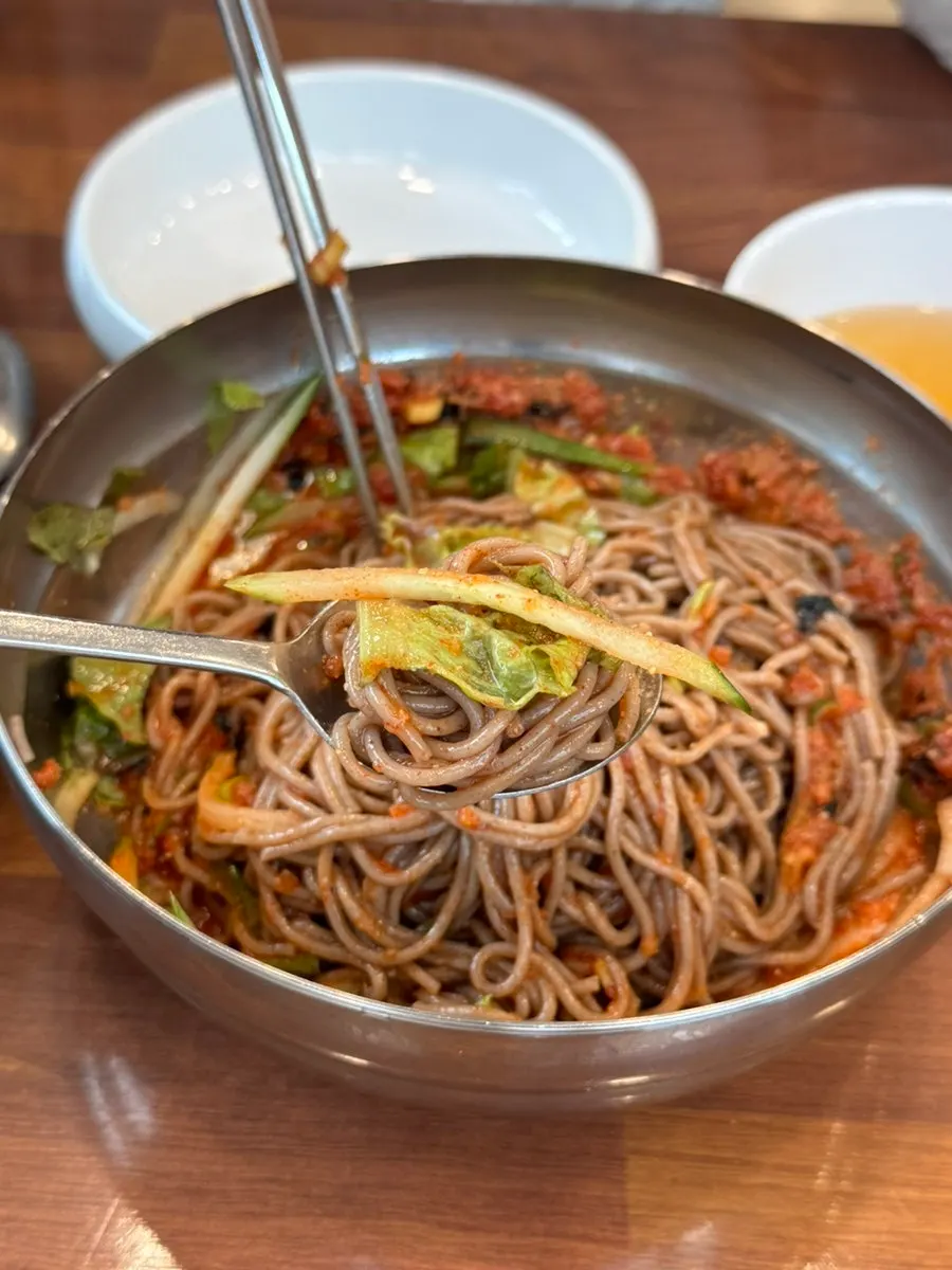 Cold broth served alongside the bibim makguksu