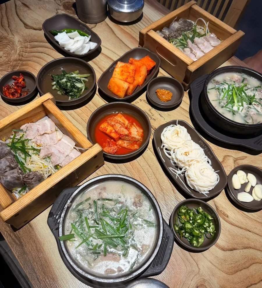편백 찜기 수육과 순순대국 정식 한상