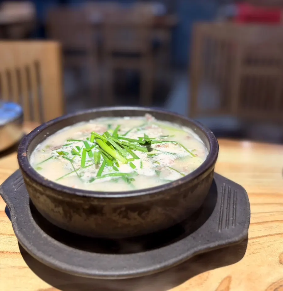 부추를 올린 뽀얀 사골 육수 순순대국
