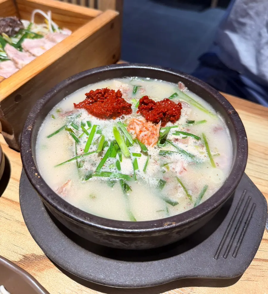 양념을 더해 즐기는 순순대국