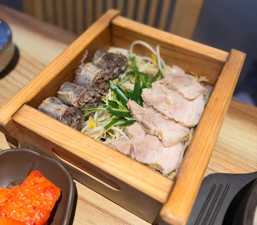 편백 찜기에 담긴 수육과 모둠 순대