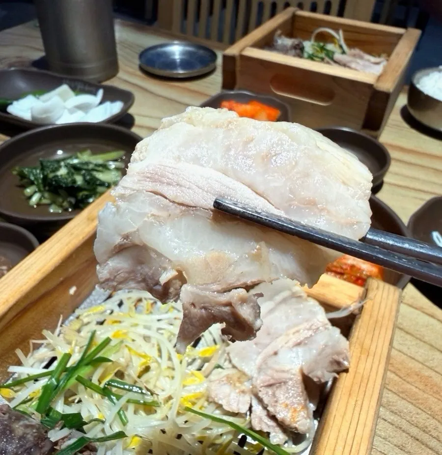 숙주와 부추를 곁들인 편백 찜기 수육