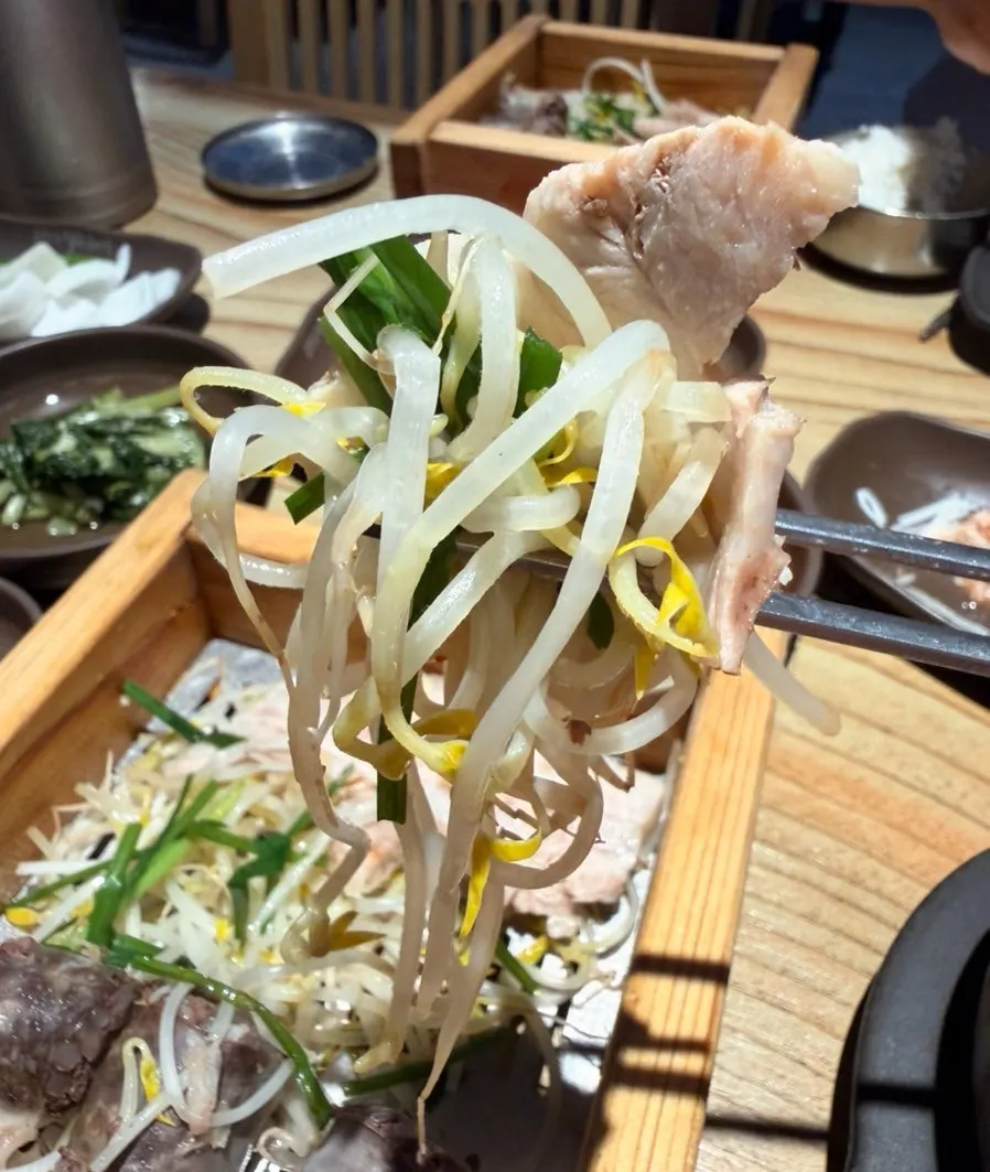 촉촉한 수육과 아삭한 숙주