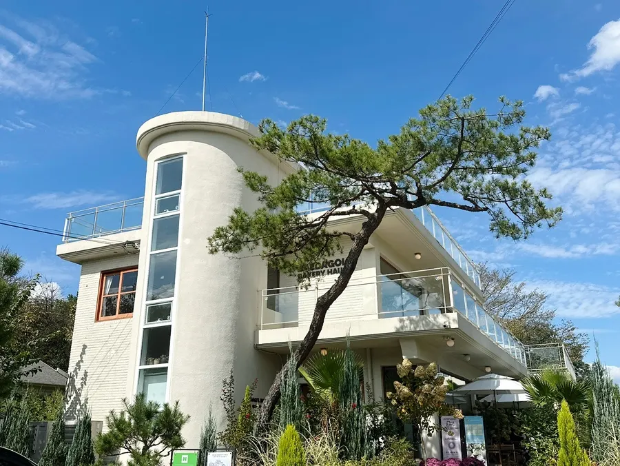 Exterior of Baedagol Bakery House café