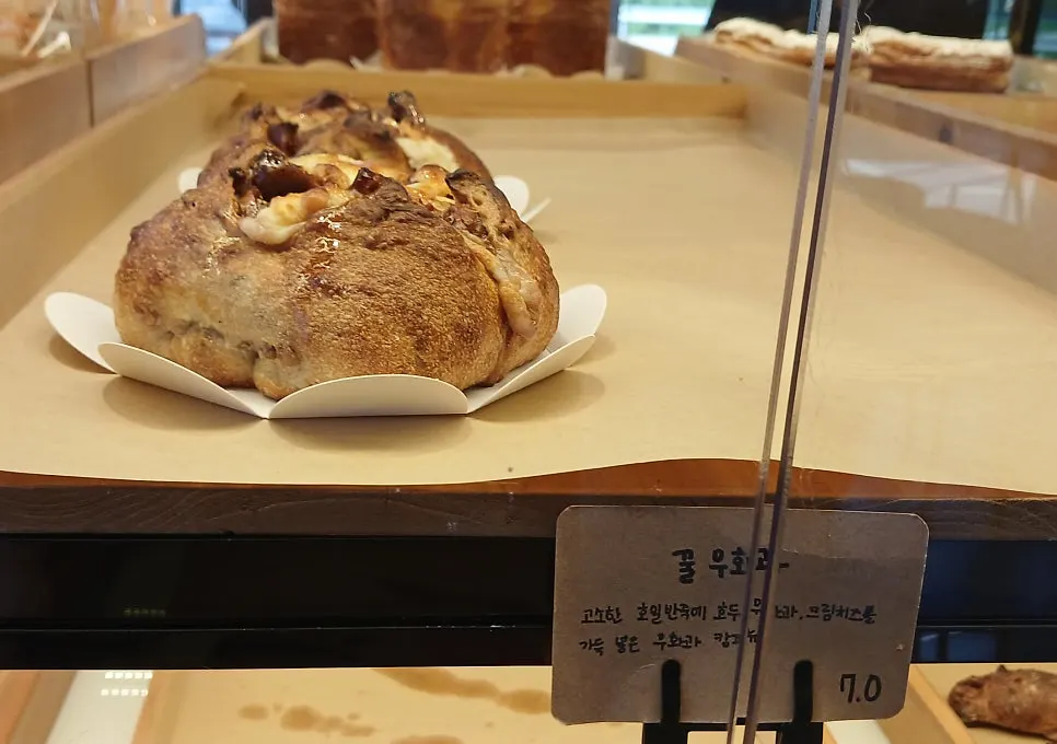 Display case with the Jean Valjean spilled bread