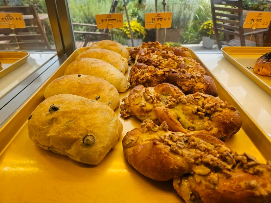 Baedagol Bakery House breads sorted by type