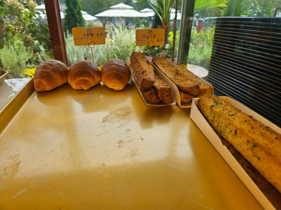Close-up of the bread corner at Baedagol Bakery House