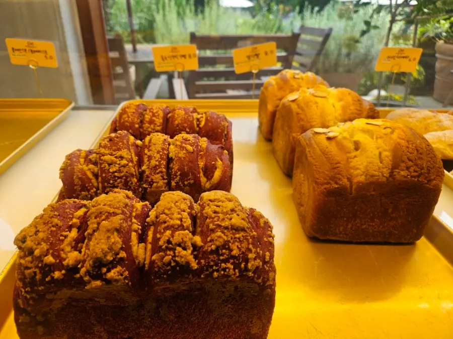 Café display space with several kinds of bread