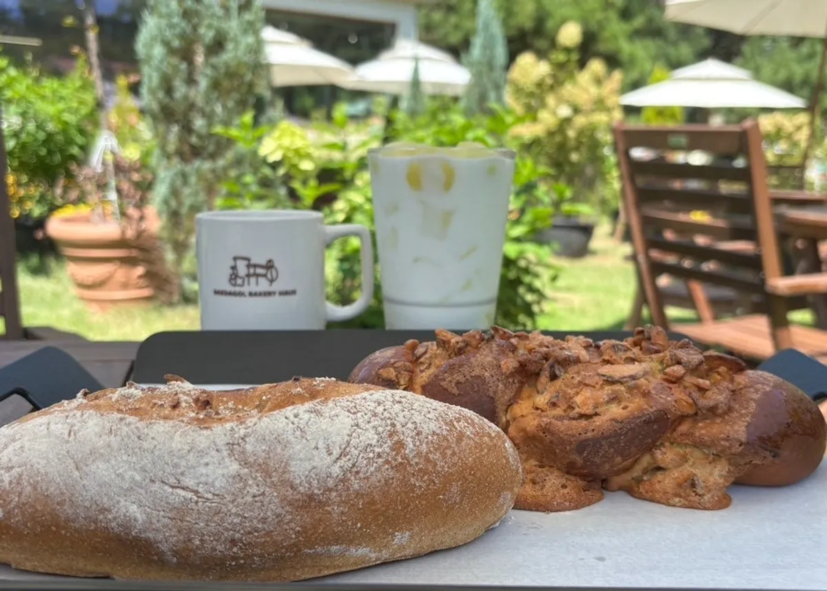 Walnut sticky bread, fig campagne, fresh melon latte, and americano