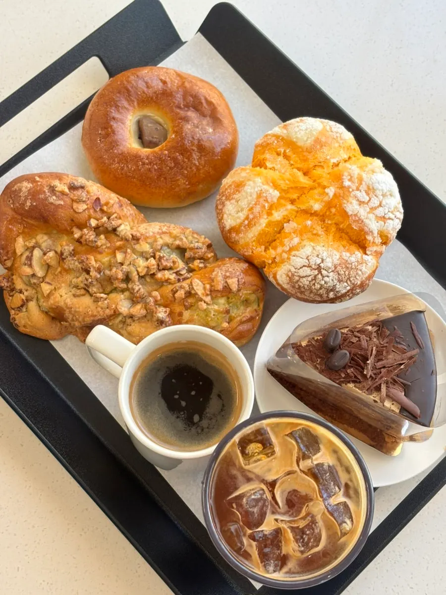 단팥빵 치즈빵 호두찰빵이 담긴 접시