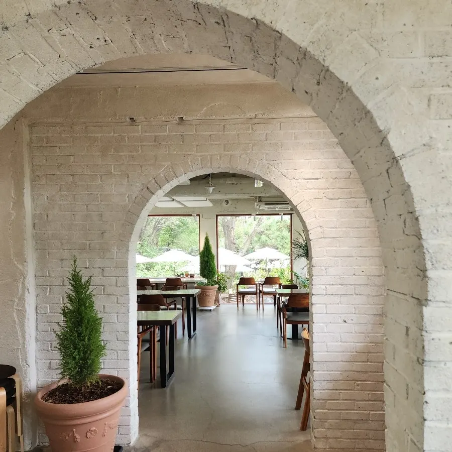 Twin arches dividing the 1st-floor café area and ordering area