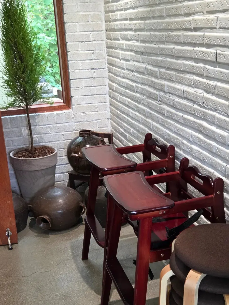 Self-service bar with a bread oven and packing supplies