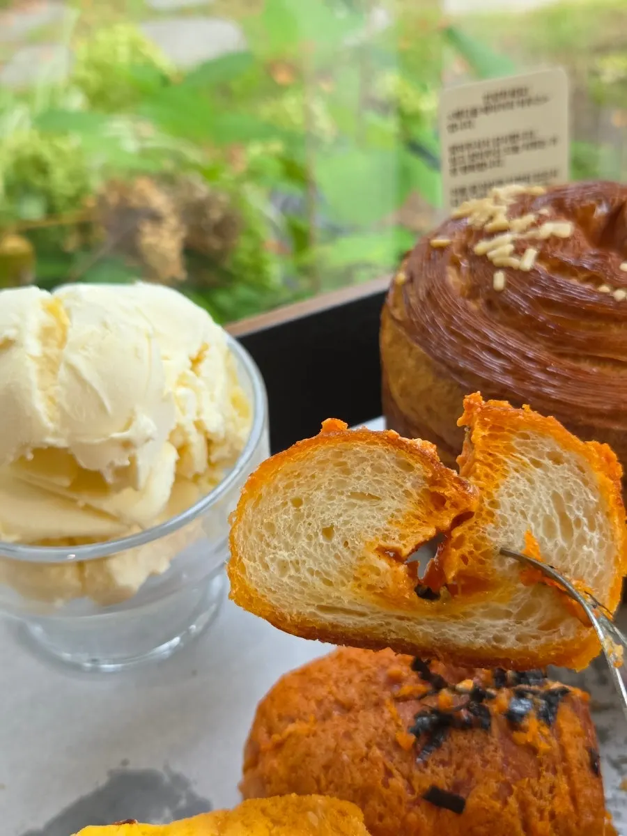 Häagen-Dazs ice cream and mentaiko salt bread order