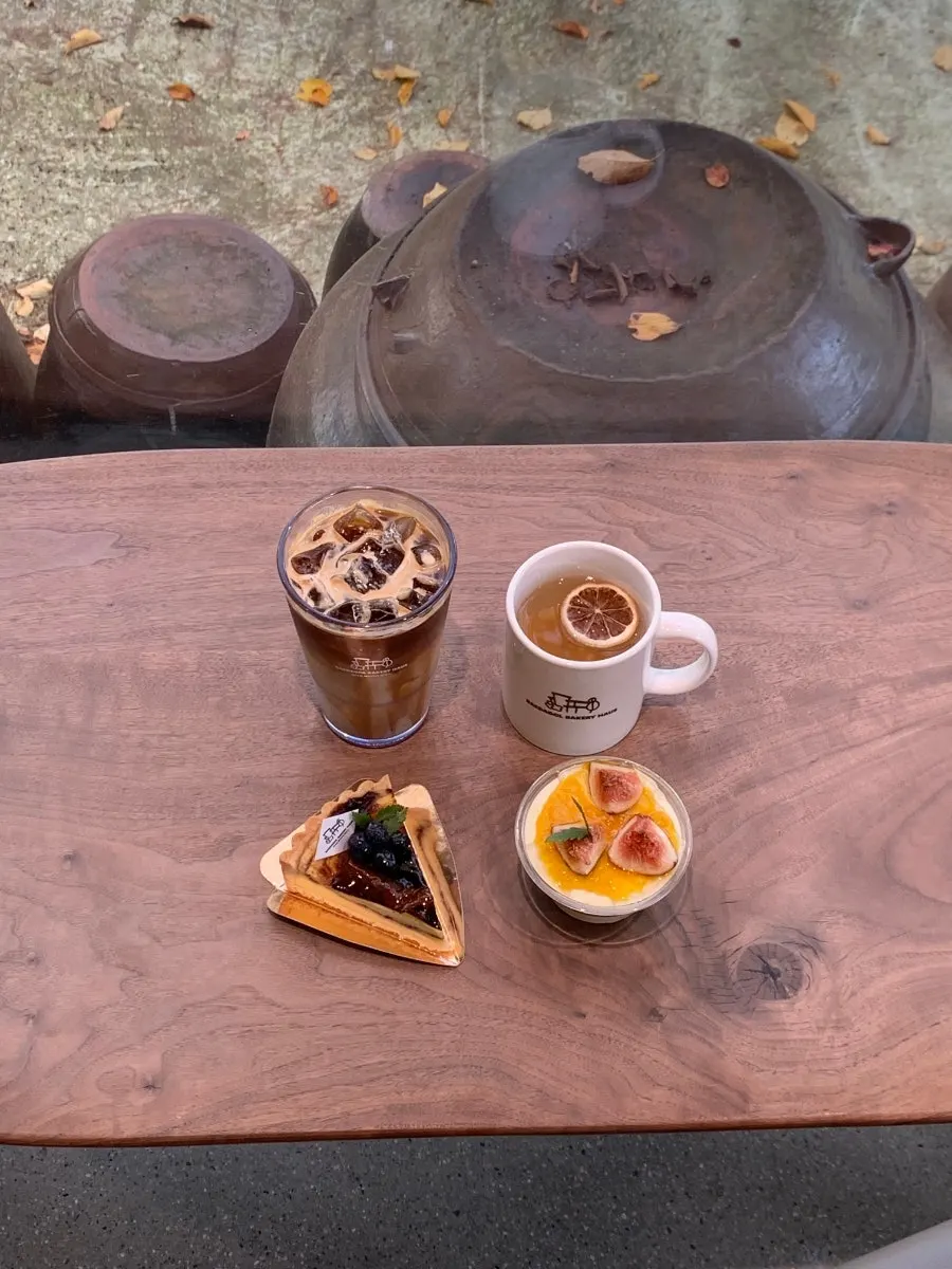 접시에 담긴 블루베리 타르트