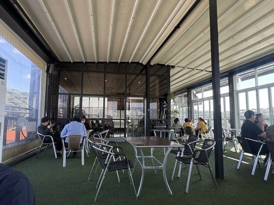 선선한 날씨의 야외 테라스 좌석