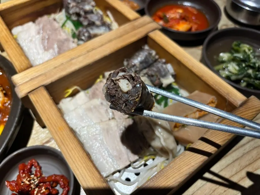 Opened hinoki steamer revealing meat and sundae
