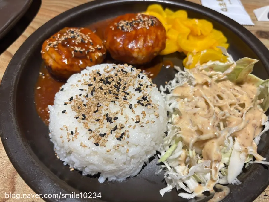 Table with sundae soup and hinoki platter together