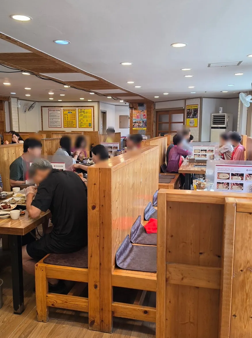 Dining hall seating at the soy crab restaurant