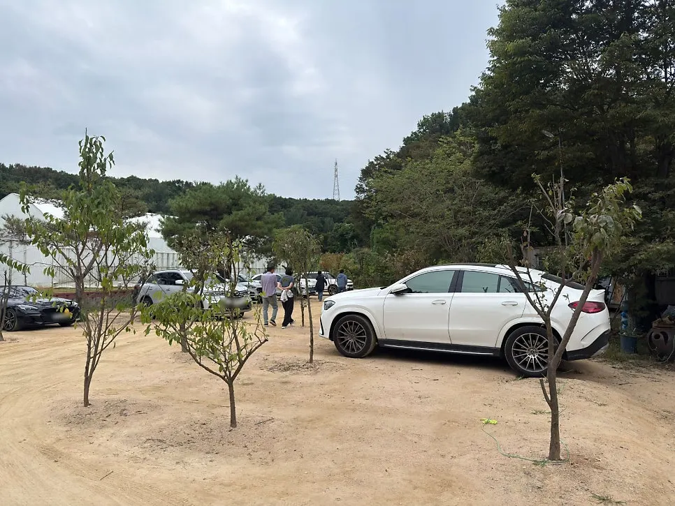 휴게실 내부와 장작 난로 자리