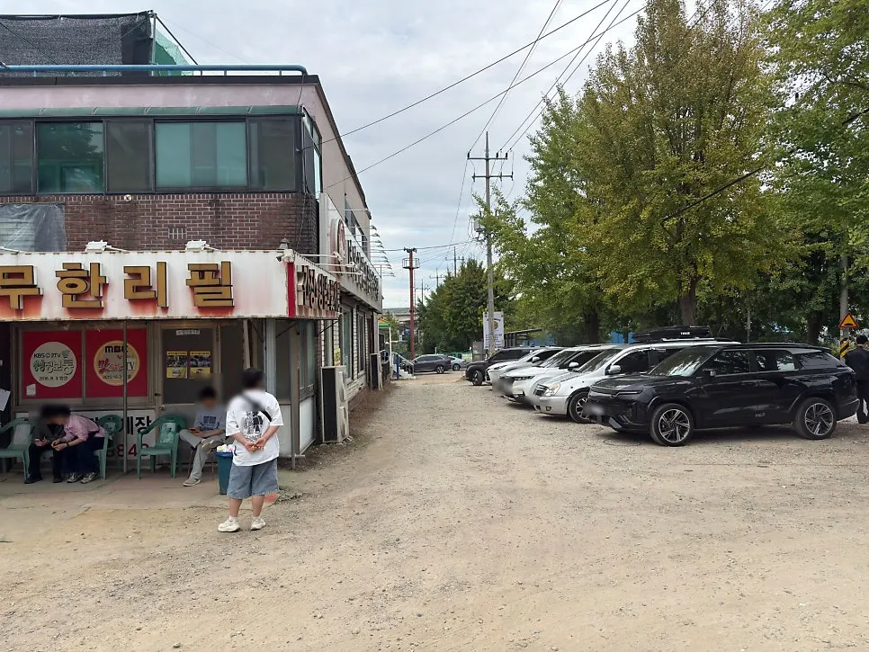 여유로운 매장 앞 주차장