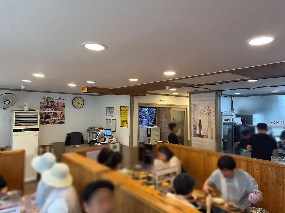 테이블이 늘어선 매장 내부 전경