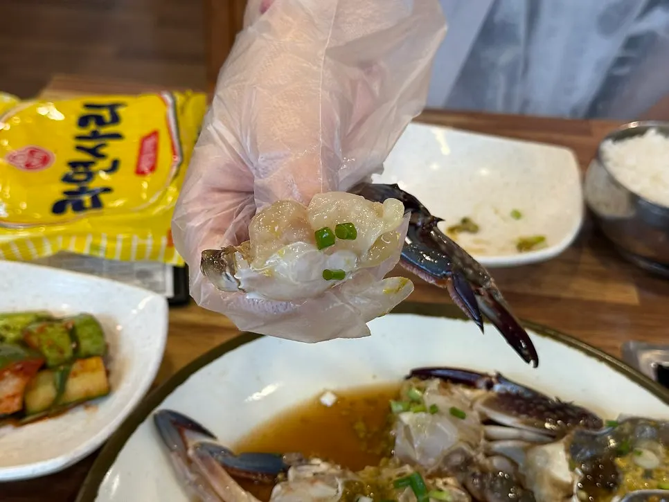탱글한 속살이 보이는 간장게장
