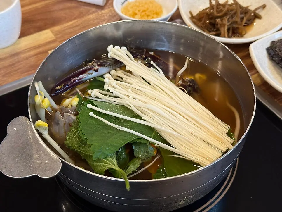 함께 나온 꽃게탕 냄비