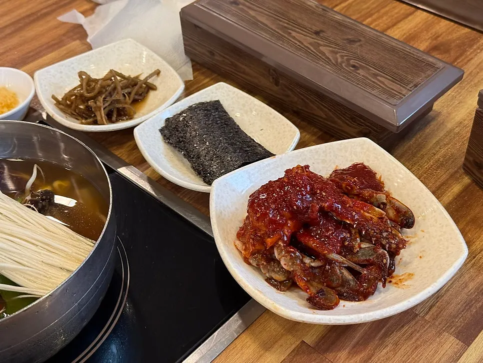 양념게장과 밑반찬, 날치알 상차림