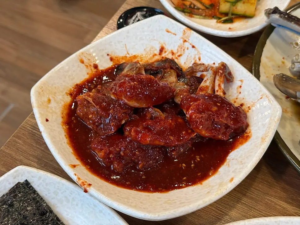 게내장에 게살 올려 비빈 게딱지밥