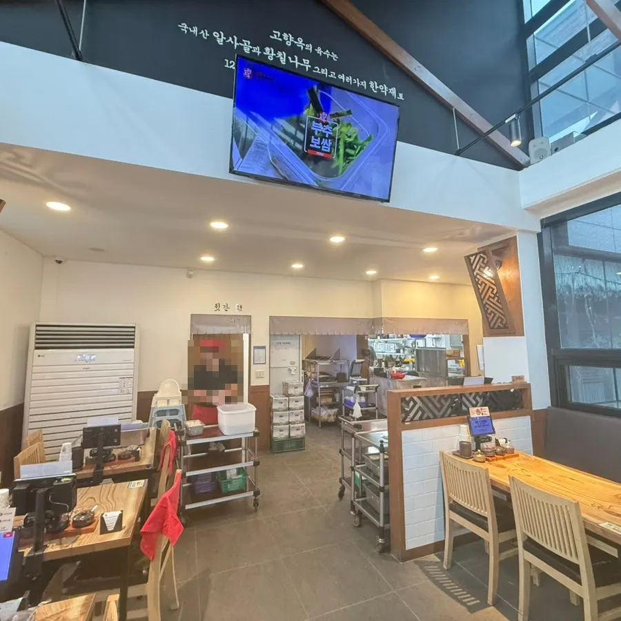고향옥얼큰순대국 원당점 내부 공간