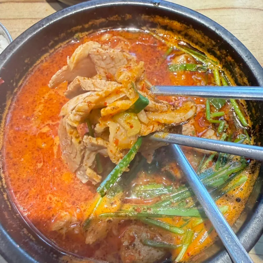 큼지막한 수육이 든 얼큰 수육국밥