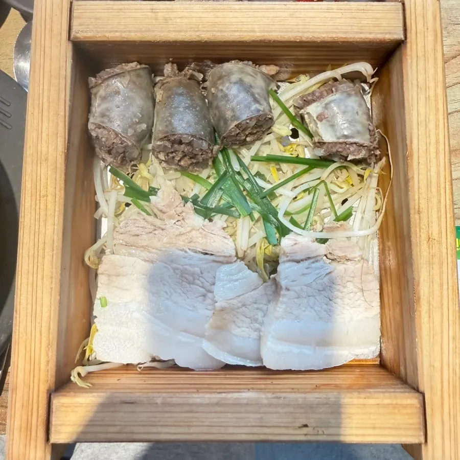 갓 나온 뜨끈한 편백찜