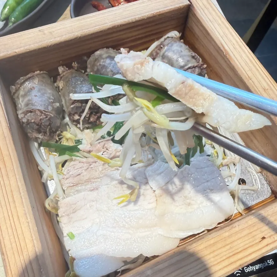 아바이순대와 숙주를 곁들인 편백찜