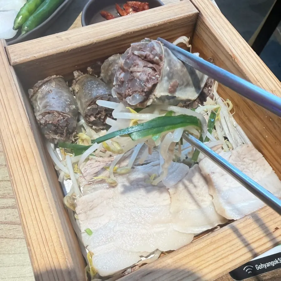 야들야들한 수육 편백찜 구성
