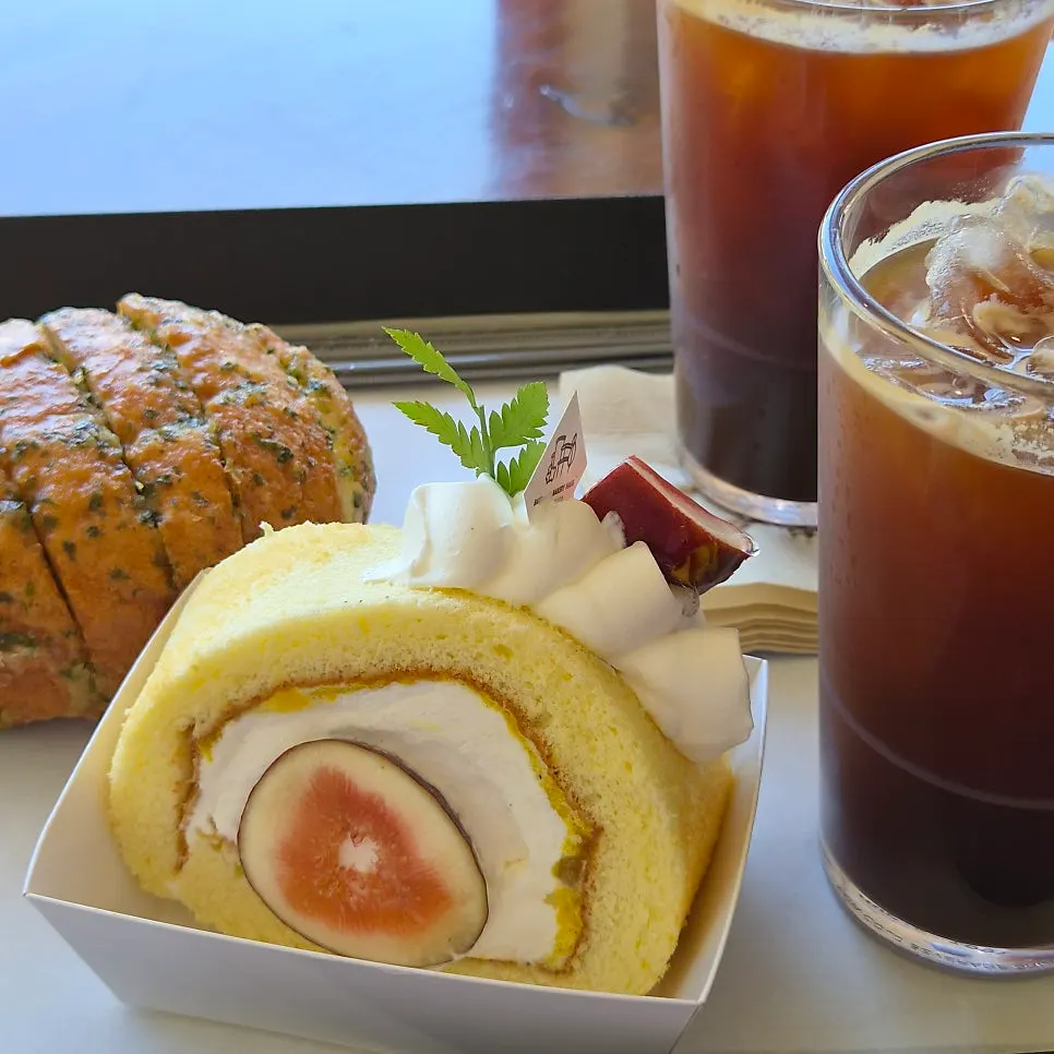 Fig roll cake with fresh fig slices inside