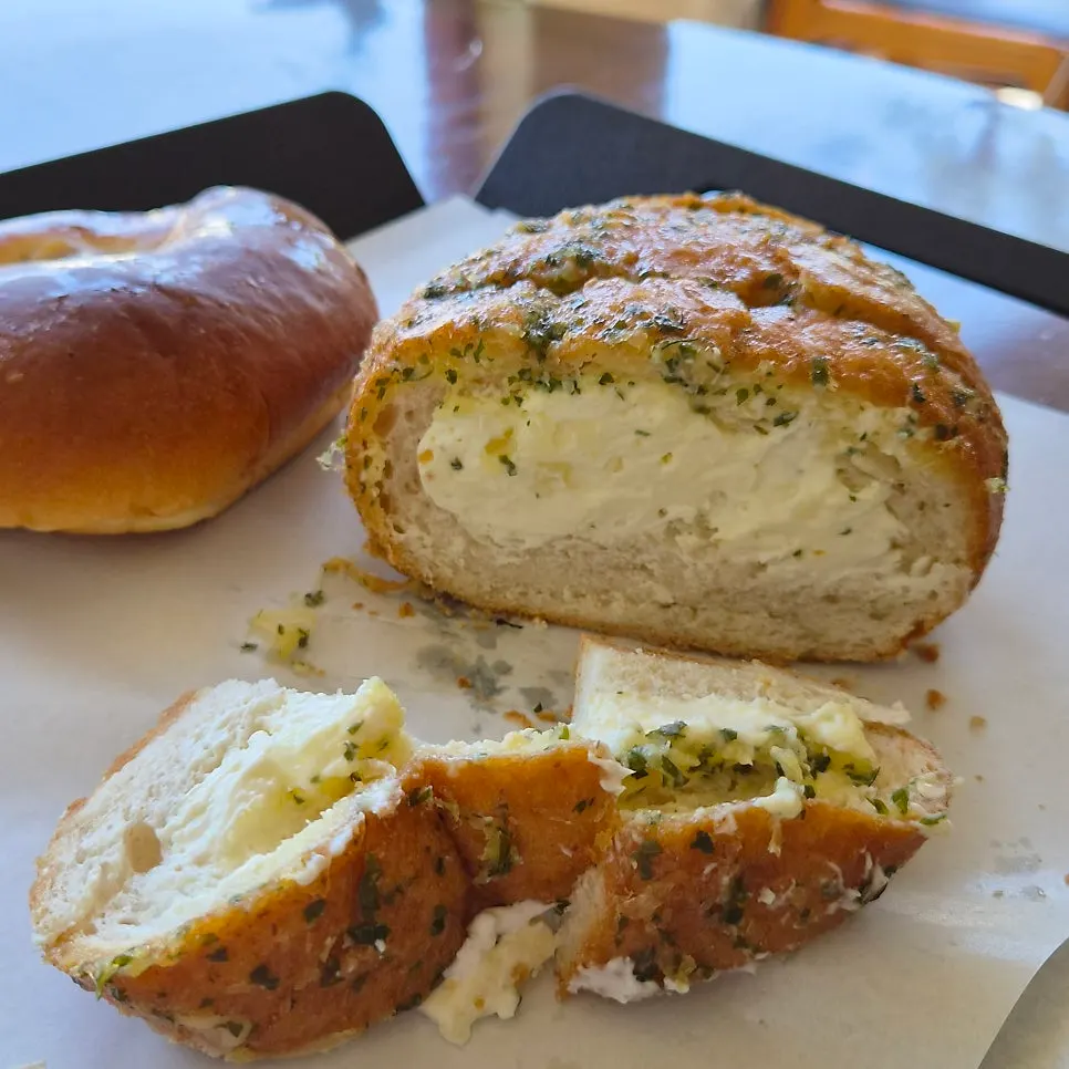 Six-clove garlic bread packed with cream cheese