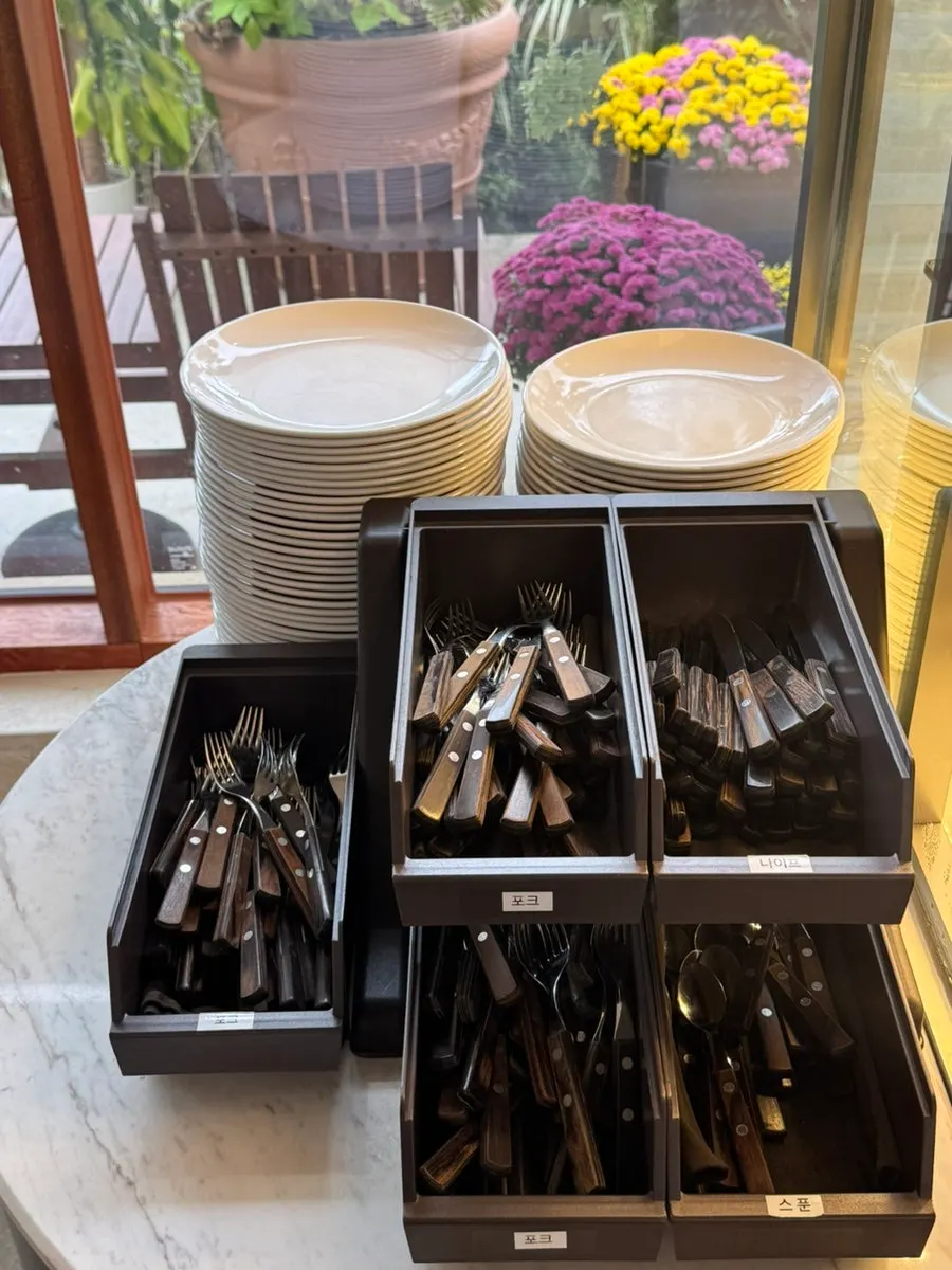 배다골베이커리하우스 소금빵과 바질 토마토빵 진열대