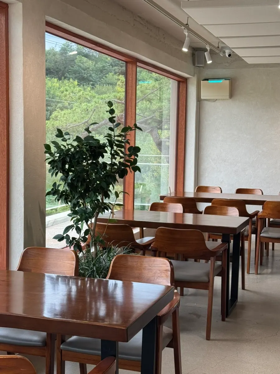 통창으로 정원이 보이는 1층 테이블