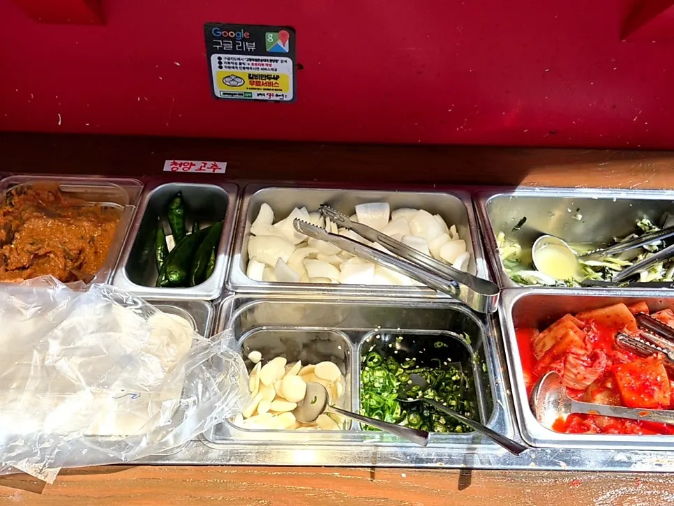Self-serve corner for extra side dishes
