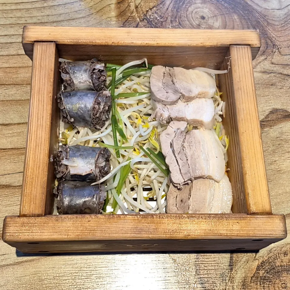 Sunsundaeguk served with sundae soup and bossam