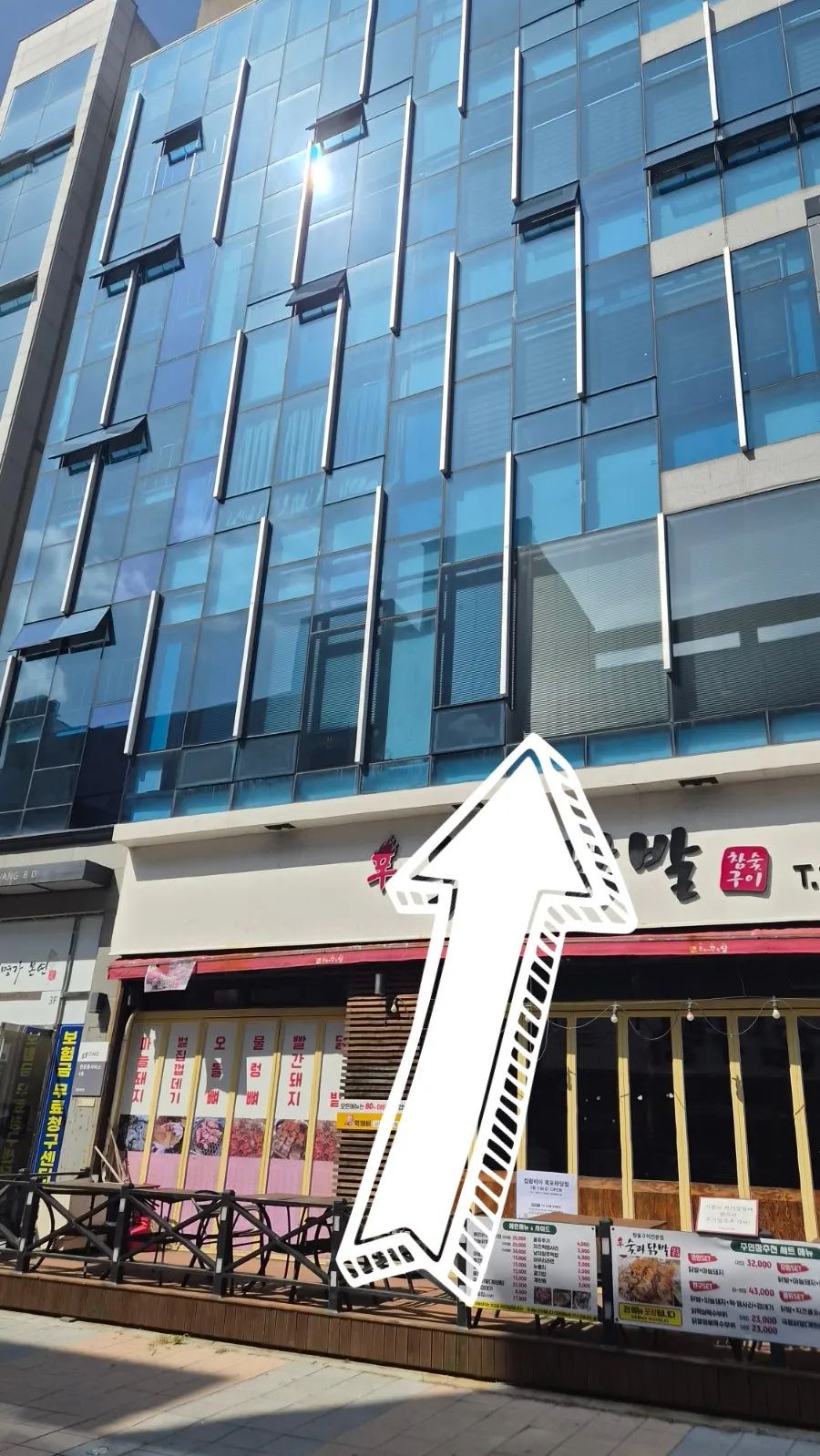 GRAY LAZY's exterior on the 2nd floor of the Sutgwadakbal building