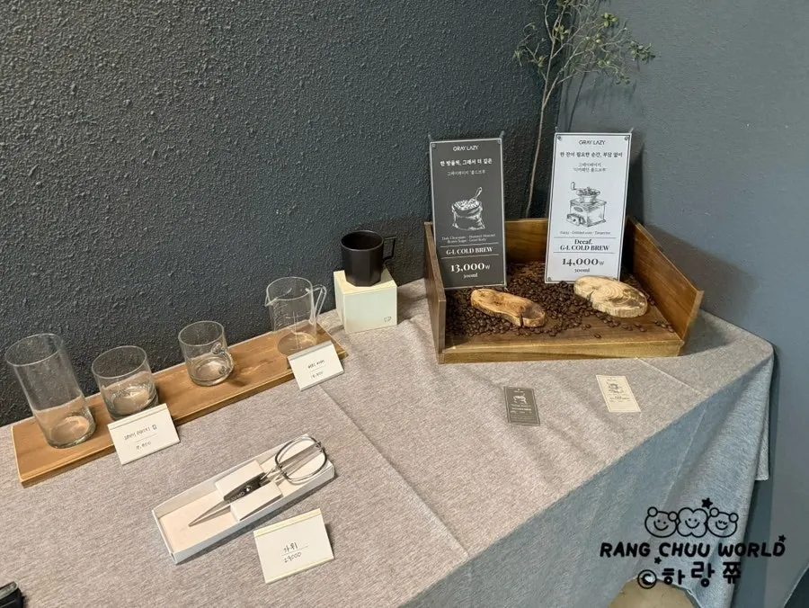 Menu kertas dan pensel di pintu masuk